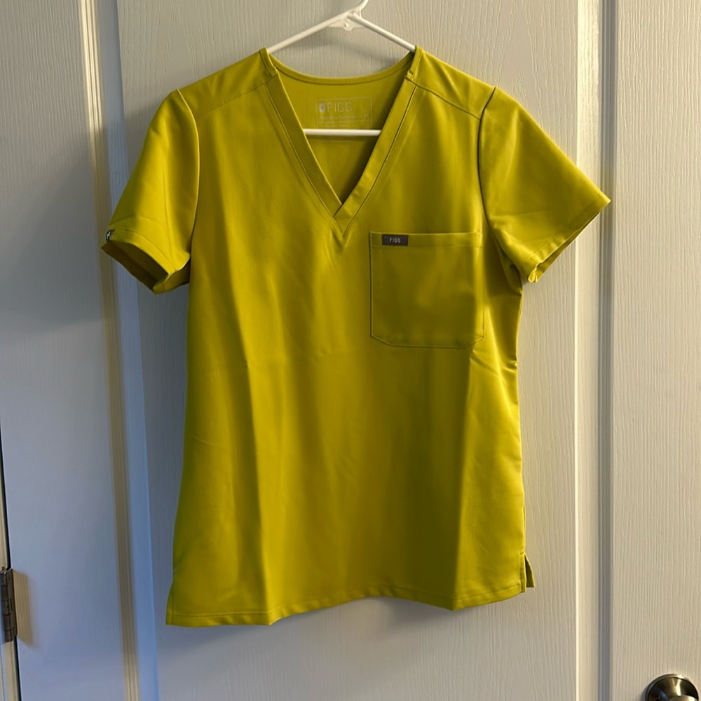 Figs Catarina One Pocket Scrub Top- washed once but never worn